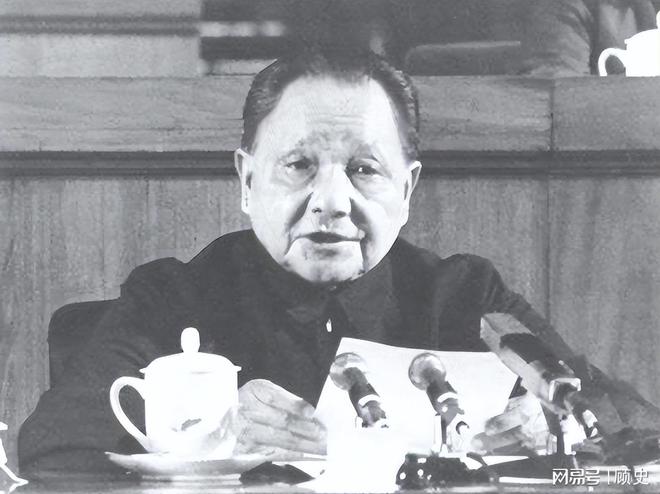 来看望压低声音说：提防那俩戴眼镜的凯发k8国际登录73年复出萧劲光前(图2)