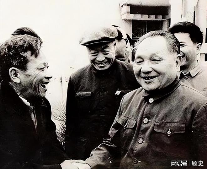 来看望压低声音说：提防那俩戴眼镜的凯发k8国际登录73年复出萧劲光前(图9)