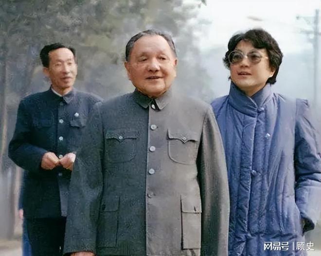 来看望压低声音说：提防那俩戴眼镜的凯发k8国际登录73年复出萧劲光前(图13)